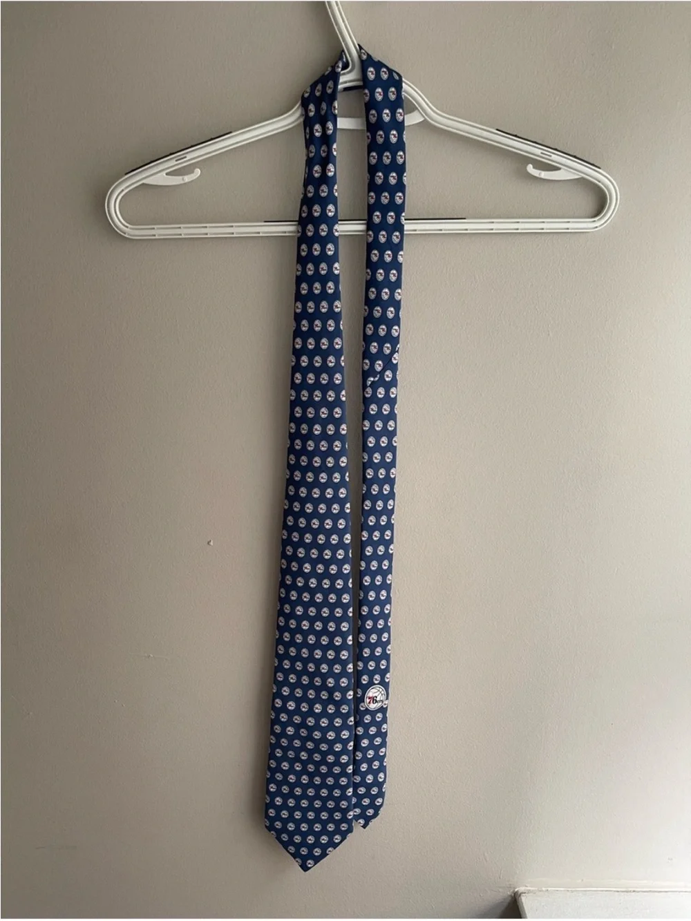 VINEYARD VINES Custom Collection 76ers Hand Made in the U.S.A. 100%Imported silk